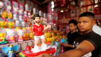 Ini salah satu miniatur Salah denga mengenakan seragam timnas Mesir. Salah juga yang berhasil meloloskan Mesir ke Piala Dunia 2018. (Amr Abdallah Dalsh/Reuters)