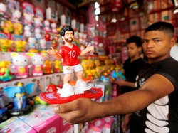 Ini salah satu miniatur Salah denga mengenakan seragam timnas Mesir. Salah juga yang berhasil meloloskan Mesir ke Piala Dunia 2018. (Amr Abdallah Dalsh/Reuters)