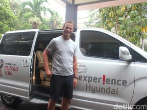 Teddy Sheringham Jalan-jalan di Jakarta Naik Mobil Korea