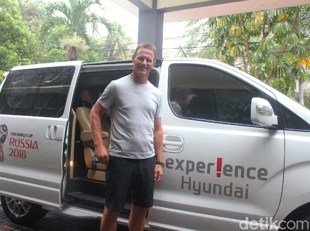 Teddy Sheringham Jalan-jalan di Jakarta Naik Mobil Korea Teddy Sheringham Jalan-jalan di Jakarta Naik Mobil Korea
