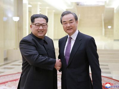 Foto: Momen Langka Pertemuan Kim Jong Un dan Menlu China