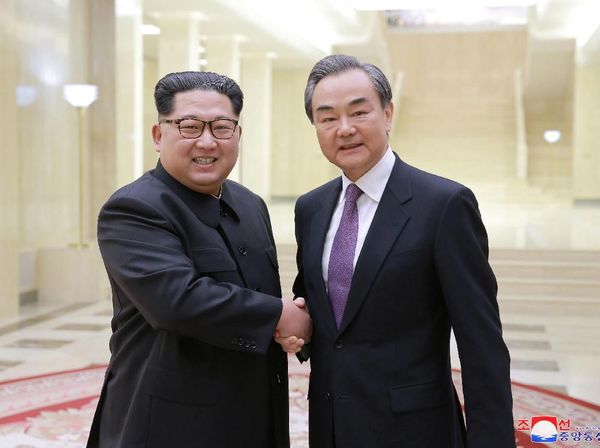 Foto: Momen Langka Pertemuan Kim Jong Un dan Menlu China