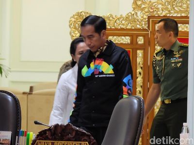 Penampilan Jokowi Pakai Jaket Asian Games saat Pimpin Rapat