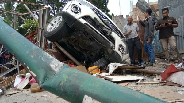 Foto: Pajero Tabrak Rumah di Medan Tewaskan 2 Mahasiswa