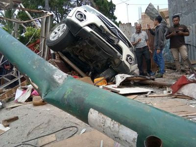 Foto: Pajero Tabrak Rumah di Medan Tewaskan 2 Mahasiswa