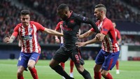 Alexandre Lacazette tak bisa leluasa berada di kotak penalti Atletico. Dia lebih sering dipaksa untuk main melebar. (Foto: Susana Vera/Reuters)