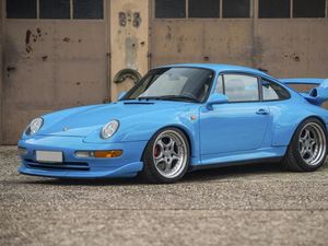 Mobil Pendiri WhatsApp Harganya Rp 35 Miliar!