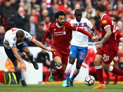 Mohamed Salah tampil fenomenal bersama Liverpool musim ini, bikin 44 gol dan 16 assist dalam 51 pertandingan. Tak mengejutkan kalau dia masuk 10 besar dan menempati posisi enam, berbekal nilai 90,45. (Foto: Clive Brunskill/Getty Images)