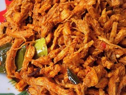 Keripik Kulit Ayam Renyah hingga Ayam Suwir Pedas yang Bikin Nagih