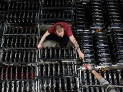 Modal Laci Piring, Pria Ini Bikin Tambang Bitcoin Keliling