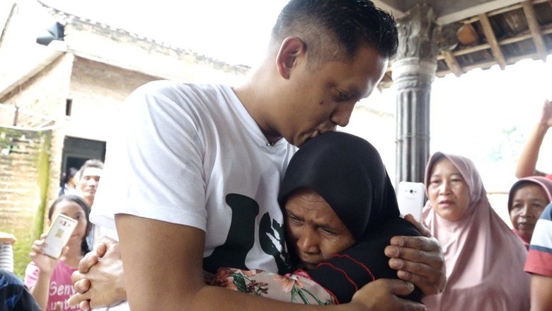 Kisah Pria Indonesia Bertemu Ibu Kandung Usai 40 Tahun Terpisah