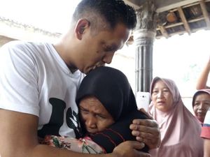 Kisah Pria Indonesia Bertemu Ibu Kandung Usai 40 Tahun Terpisah