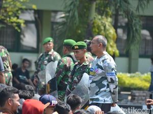 Bonek Jebol Pagar Korem demi Tiket Laga Persebaya, Ini Kata Danrem
