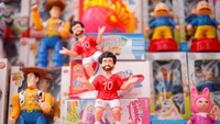 Jelang bulan Ramadan, banyak pernak-pernik yang dijajakan di pasar di sekitaran pusat kota Kairo. Mohamed Salah jadi komoditi dagang utama di Mesir saat ini. (Amr Abdallah Dalsh/Reuters)