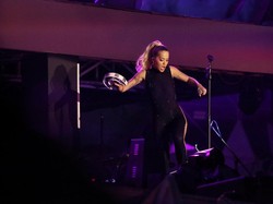 Ajak Bergoyang, Rita Ora Hentak Panggung SHVR Ground Festival 2018