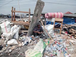 Cuaca Buruk, Nelayan Muara Angke Jadi Pemulung
