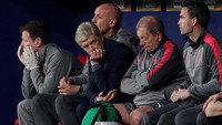 Di sebelah Wenger yang sedang gigit jari, staf pelatih lainnya juga tampak berusaha keras memberi instruksi kepada pemain Arsenal yang kesulitan di lapangan. (Foto: Matthew Childs/Reuters)