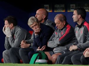 Malam Terakhir Wenger di Eropa Bersama Arsenal: Murung, Tertunduk, Gigit Jari