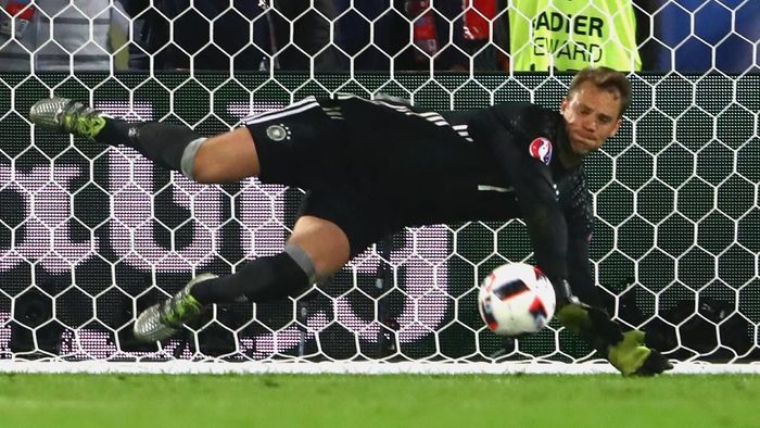 Manuel Neuer berpacu dengan waktu agar fit untuk tampil di Piala Dunia 2018. (Foto: Alexander Hassenstein/Getty Images) Manuel Neuer berpacu dengan waktu agar fit untuk tampil di Piala Dunia 2018. (Foto: Alexander Hassenstein/Getty Images)