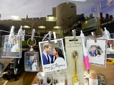 Souvenir Bertemakan Royal Wedding Kerajaan Inggris Mulai Dipasarkan