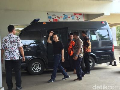 Foto: Gaya Kasual Novanto Jelang Dieksekusi ke Lapas Sukamiskin