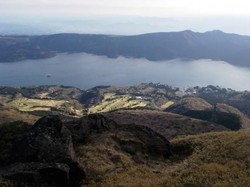 Naik Kereta Gantung di Pegunungan Jepang, Pemandangannya Cakep!
