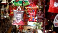 Ini salah satu suvenir yang dijual dengan Salah sebagai temanya. (Amr Abdallah Dalsh/Reuters)