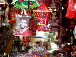 Ini salah satu suvenir yang dijual dengan Salah sebagai temanya. (Amr Abdallah Dalsh/Reuters)
