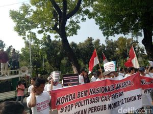 Tolak Politisasi CFD, Massa Demo di Depan Balai Kota
