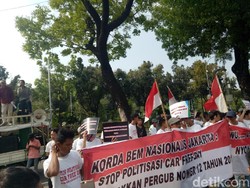 Tolak Politisasi CFD, Massa Demo di Depan Balai Kota