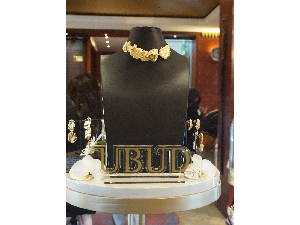 Pesona Ubud di Perhiasan Klasik Karya Happy Salma dan Dewi Sri