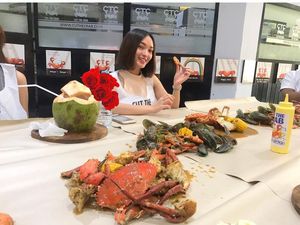 10 Gaya Serunya Zaskia Gotik Saat Makan Kepiting hingga Buah Duren