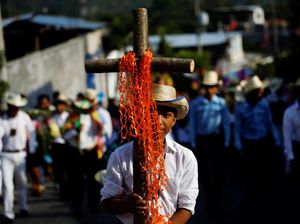 Meriahnya Festival Keagamaan di Bolivia