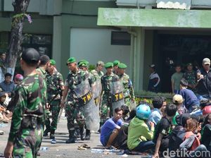 Video Bonek Berebut Tiket di Markas TNI