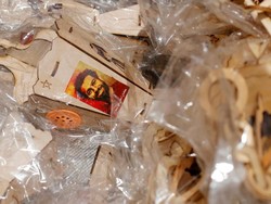 Ada foto Salah di bagian depan tutup lampu yang dijual di pasar. Wajar jika warga Mesir begitu mengidolakan Salah saat ini. (Amr Abdallah Dalsh/Reuters)
