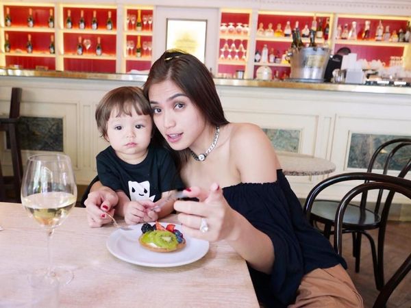 Manisnya Gaya Jessica Iskandar dan El Barack Saat Makan Bareng