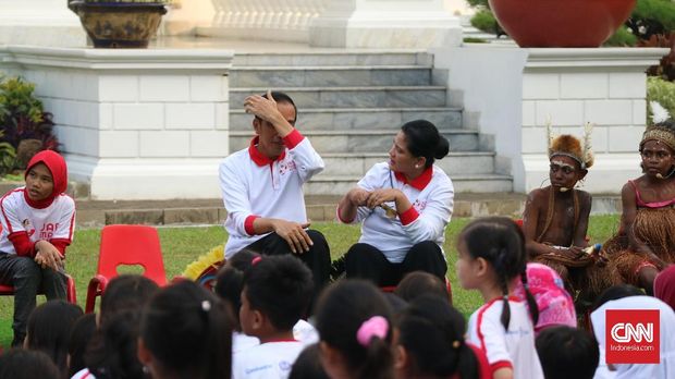 Perhatian Hingga Otok-otok, Kode Cinta Iriana Kepada Jokowi