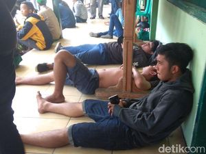 Berdesakan Saat Antre Tiket Laga Persebaya, Sebagian Bonek Pingsan