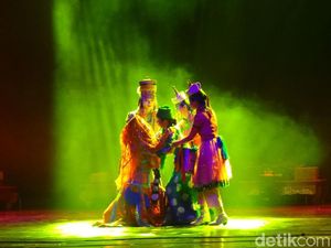 Foto: Pertunjukan Tari Kolosal Suku Mongol yang Spektakuler