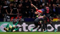 Pemain Atletico sampai harus jatuh bangun untuk membuat Arsenal kepayahan masuk di kotak penalti. (Foto: Juan Medina/Reuters)