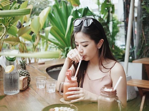 Cantiknya Pose Franda, Ibunda Zylvechia Saat Makan Enak