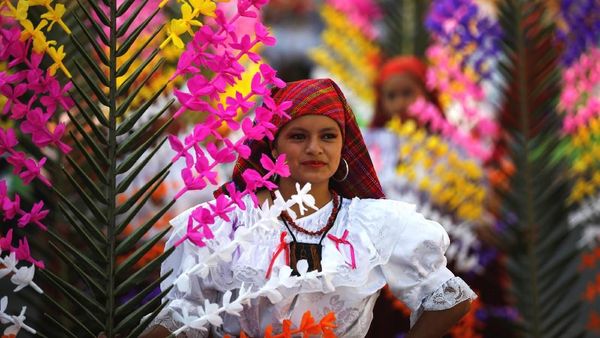 Intip Keseruan Perayaan Salib Suci di El Salvador