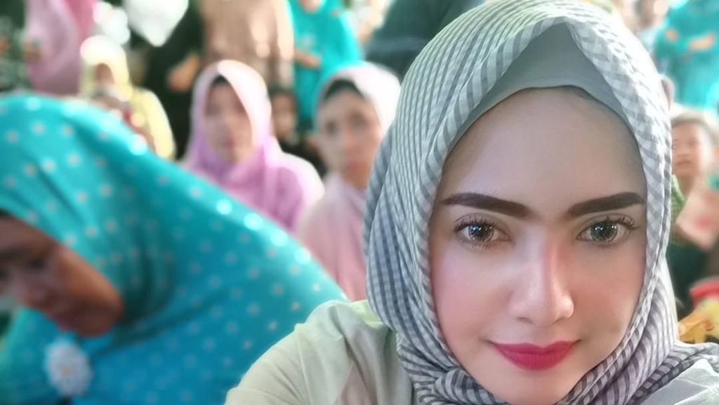 10 Gaya Hijab Yulia Mochammad yang Dikabarkan Dekat dengan Opick