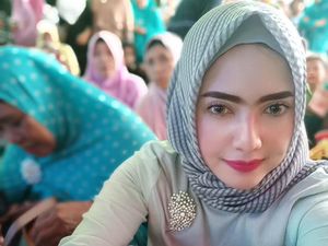 10 Gaya Hijab Yulia Mochammad yang Dikabarkan Dekat dengan Opick