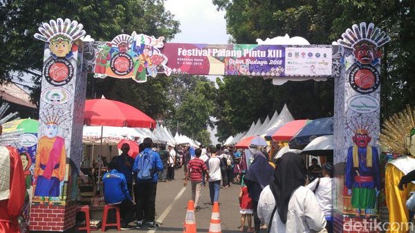 Potret Kemeriahan Festival Palang Pintu di Kemang