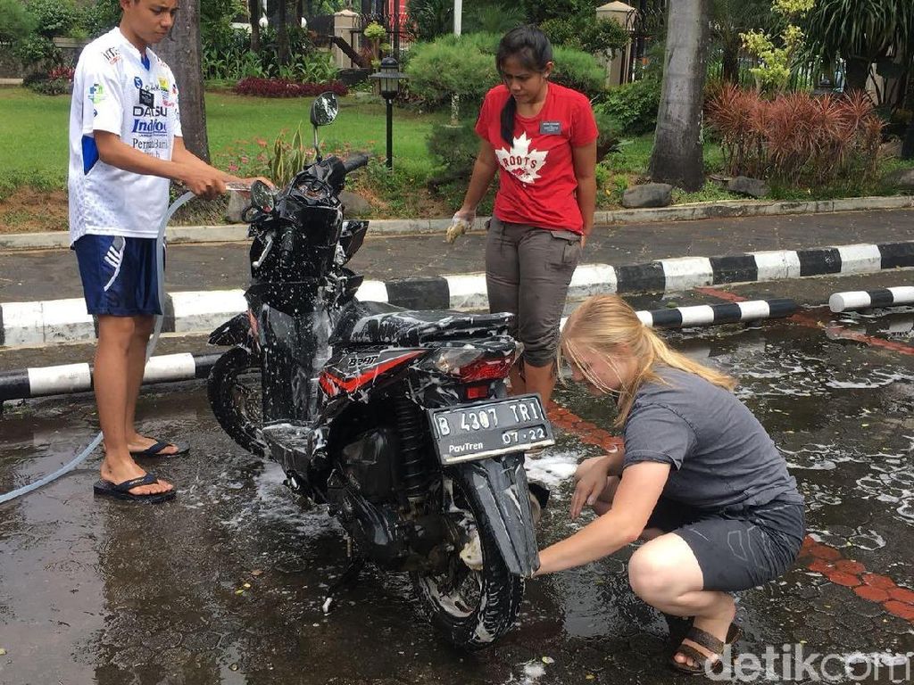 Cerita Pengendara di Tebet yang Motornya Dicuci Para Bule Cerita Pengendara di Tebet yang Motornya Dicuci Para Bule