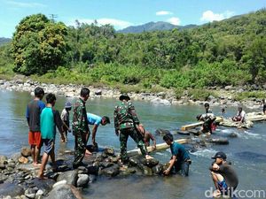 Dibantu TNI-Polri, Warga Maros Bangun Jembatan Darurat dari Kayu Dibantu TNI-Polri, Warga Maros Bangun Jembatan Darurat dari Kayu