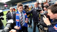 Kemudian Gerrard melakukan wawancara pertamanya dengan media sebagai manajer Rangers. (Foto: Scott Heppel/Reuters)