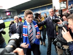 Kemudian Gerrard melakukan wawancara pertamanya dengan media sebagai manajer Rangers. (Foto: Scott Heppel/Reuters)