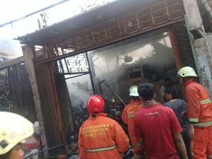 Kebakaran Dekat Stasiun Rajawali Padam, Petugas Lakukan Pendinginan